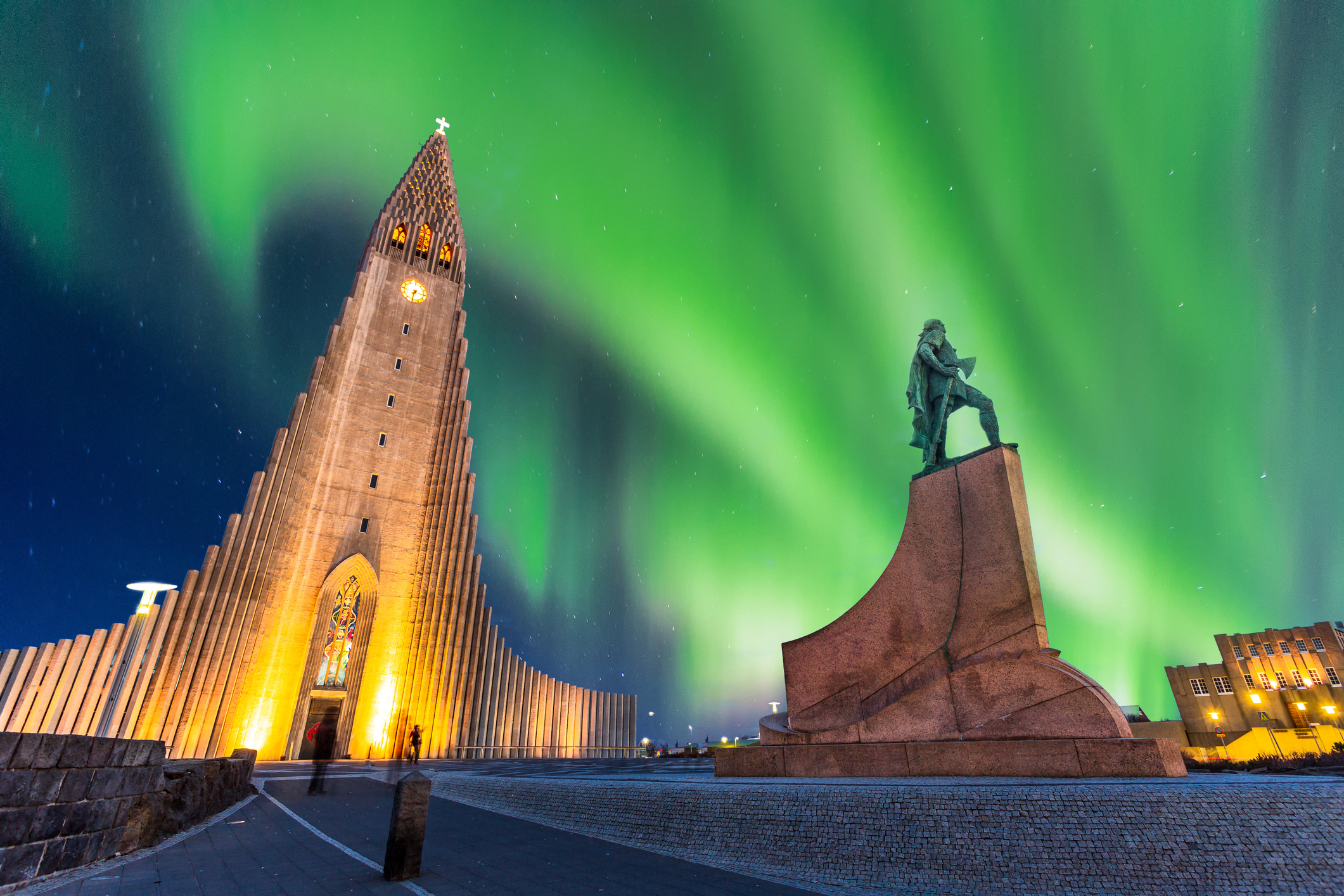 seuceuestrelado - Aurora boreal em formato de fênix sobe o céu da Islândia  😮🔭🌌 As auroras boreais do norte são efeitos celestiais que, por si só,  são um espetáculo naturalmente lindo. ✨
