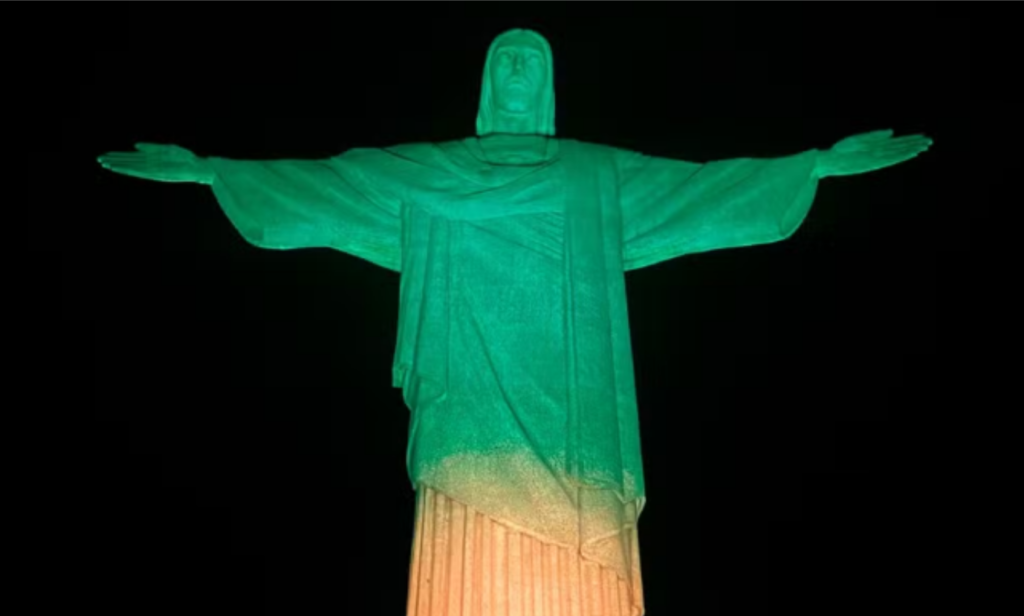 Cristo Rendetor recebe as cores do Brasil em homenagem a Paralimpíada